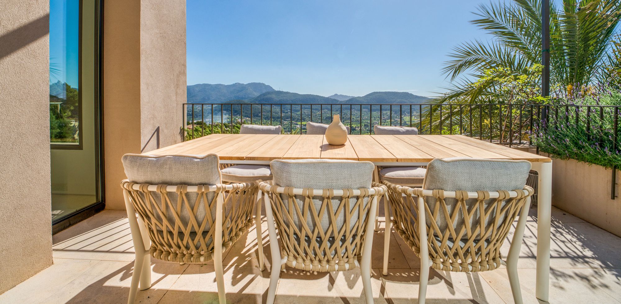 Moderne Terrasse mit Tisch und St&uuml;hlen, Blick auf sonnige Berge