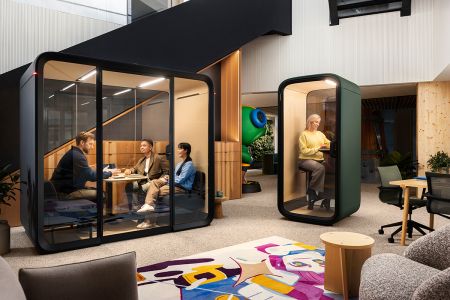 Effiziente Raumlösungen mit Framery: Neue Telefon- und Besprechungsboxen in unserem Showroom