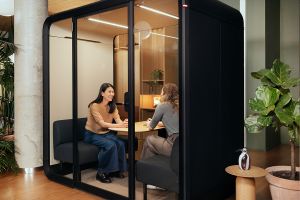 Effiziente Raumlösungen mit Framery: Neue Telefon- und Besprechungsboxen in unserem Showroom