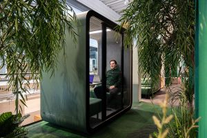 Effiziente Raumlösungen mit Framery: Neue Telefon- und Besprechungsboxen in unserem Showroom