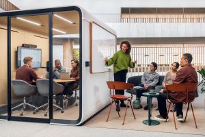 Effiziente Raumlösungen mit Framery: Neue Telefon- und Besprechungsboxen in unserem Showroom