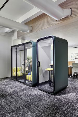 Effiziente Raumlösungen mit Framery: Neue Telefon- und Besprechungsboxen in unserem Showroom