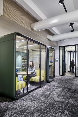 Effiziente Raumlösungen mit Framery: Neue Telefon- und Besprechungsboxen in unserem Showroom