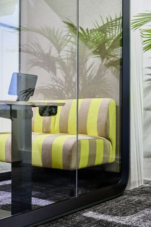 Effiziente Raumlösungen mit Framery: Neue Telefon- und Besprechungsboxen in unserem Showroom