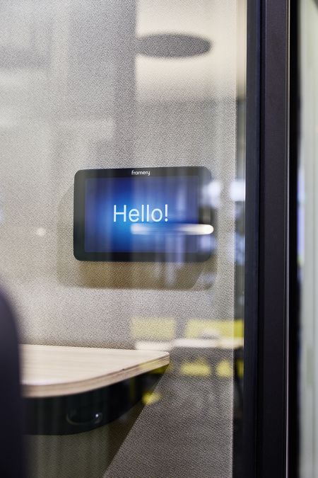 Effiziente Raumlösungen mit Framery: Neue Telefon- und Besprechungsboxen in unserem Showroom