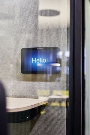 Effiziente Raumlösungen mit Framery: Neue Telefon- und Besprechungsboxen in unserem Showroom