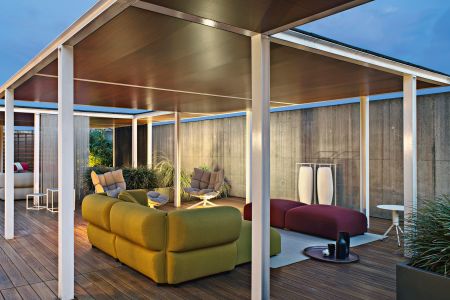Outdoor Sofa Butterfly (© B&B Italia)