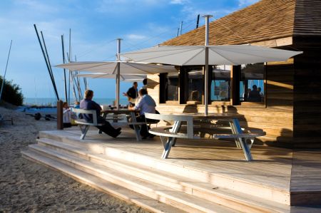 Outdoor Bank mit Tisch Gargantua (© Extremis)