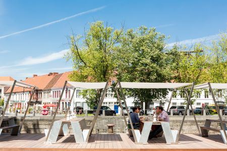 Outdoor Bank mit Tisch Hopper (© Extremis)