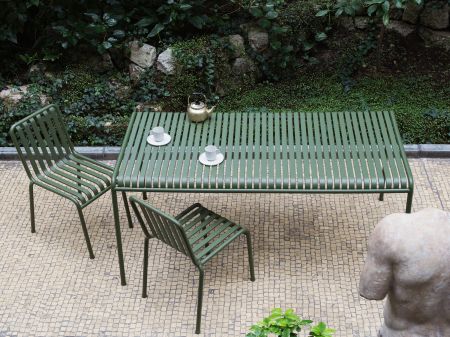 Stuhl und Tisch 160 x 80 cm (© Hay)
