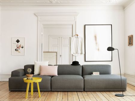 Sofa Connect, Beistelltisch Around (© Muuto)