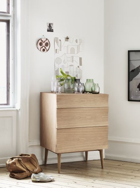 Sideboard Reflect, Vasen Silent (© Muuto)