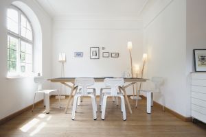 Pressed Chair, Tisch Klopstock (© J&auml;ger&J&auml;ger)