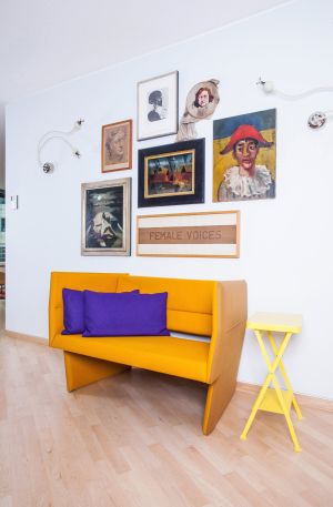 Sofa Cup, Beistelltisch Flip (© Richard Lampert)