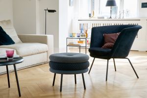 Sessel H57, Hocker Little Tom (© Richard Lampert)