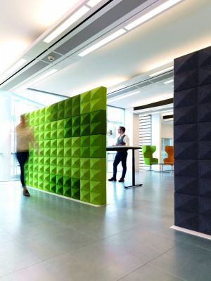 Akustisch wirksamer Raumteiler Fabricks (© Four&reg;Design)