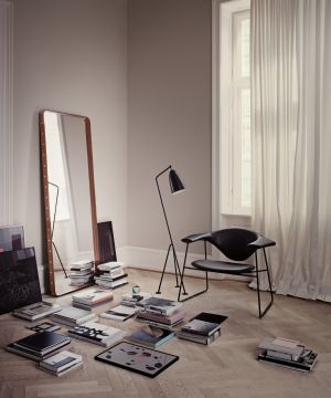 Spiegel Adnet Rectangulaire, Stuhl Mascul und Stehleuchte Groshoppa  (© Gubi)