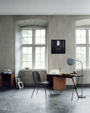 Stuhl Beetle, Tisch Grossmann und Stehleuchte Cobra (© Gubi)