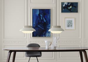 Leuchte Collar, Gubi Dining Chair und Table (© Gubi)