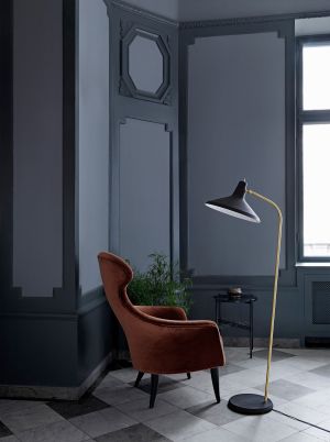 Eva Chair und Stehleuchte G10 (© Gubi)