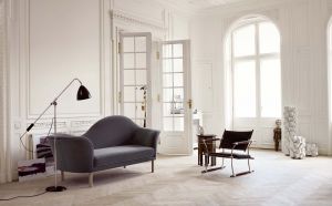 Sofa Grand Piano und Stehleuchte BL4 (© Gubi)