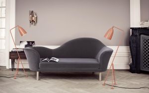 Sofa Grand Piano und Stehleuchte Groshoppa (© Gubi)
