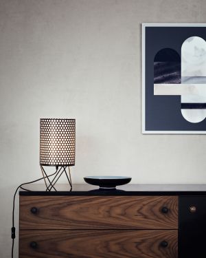 Sideboard Grossmann und Tischleuchte Pedrera (© Gubi)