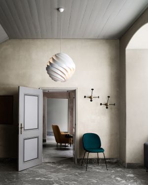 H&auml;ngeleuchte Turbo, Stuhl Beetle und Garderobe Mategot (© Gubi)