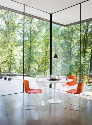 Bertoia Plastic Chair, Saarinen Tisch
