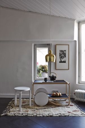 Tea Troley, Hocker 60 (© Artek)