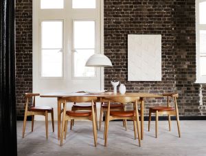Stuhl CH20, Tisch CH327 (© Carl Hansen)