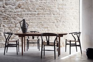 Stuhl CH24-Ypsilon Chair, Tisch CH338 (© Carl Hansen)