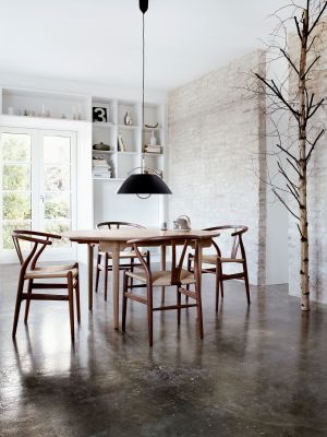 Stuhl CH24, Tisch CH337 (© Carl Hansen)