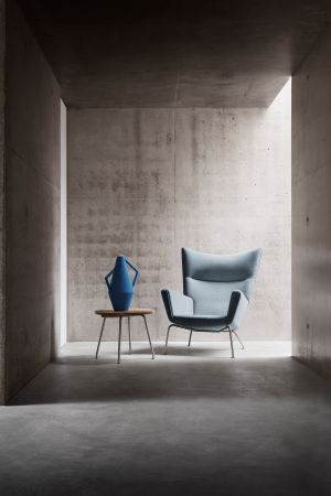 CH 445 Wing Chair, Bestelltisch CH415 (© Carl Hansen)
