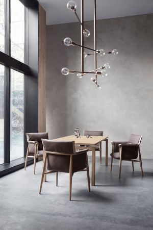 E005 Embrace Chair (© Carl Hansen)