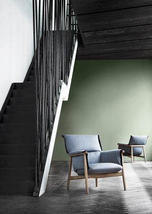 E015 Embrace Lounge Chair (© Carl Hansen)