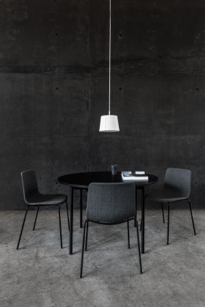 Stuhl Pato Kollektion, Tisch Easy  (© Fredericia)