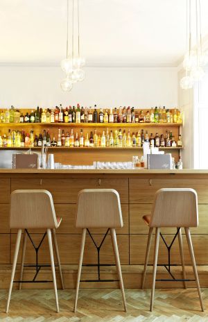 Barhocker Spine Kollektion (© Fredericia)