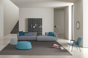Sofa Cosy, Regal Random, Pouf Fuji (© MDF Italia)