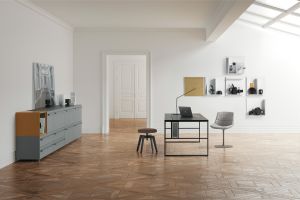 Schreibtisch 20.Venti, Stuhl und Hocker Flow (© MDF Italia)