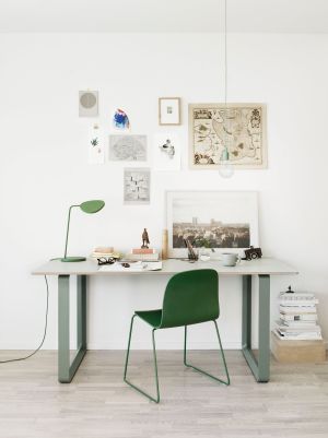 Tisch 70x70, Stuhl Visu (© Muuto)