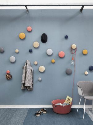 Wandhaken Dots, Stuhl Fiber (© Muuto)