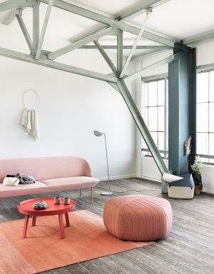 Sofa Oslo, Beistelltisch Around, Stehleuchte Leaf, Five Pouf (© Muuto)