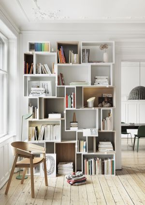 Regal Stacked, Stuhl Cover, Stehleuchte Leaf (© Muuto)