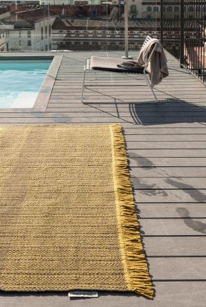 Teppich Tres Stripes Outdoor (© Nanimarquina)