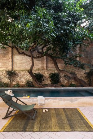 Teppich Tres Stripes Outdoor (© Nanimarquina)