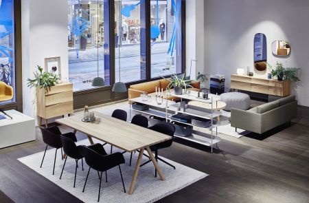 Sofas Outline, Sideboard Reflect, Regal Compile Shelving System, Tisch Split, St&uuml;hle Fiber, Teppich Ply von Muuto