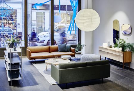 Sofas Outline, Sideboard Reflect, Beistelltisch Around, Pouf Five, Regal Compile Shelving System, Teppich Ply von Muuto