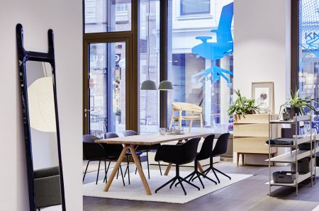Sideboard Reflect, Regal Compile Shelving System, Tisch Split, St&uuml;hle Fiber, Teppich Ply von Muuto