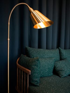 Stehleuchte Bellevue, Sofa Fly (© Andtradition)